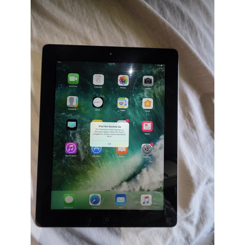Apple iPad 4 16GB Wi-Fi Bluetooth Tablet Black Silver 9.7" iOS MD510LL/A